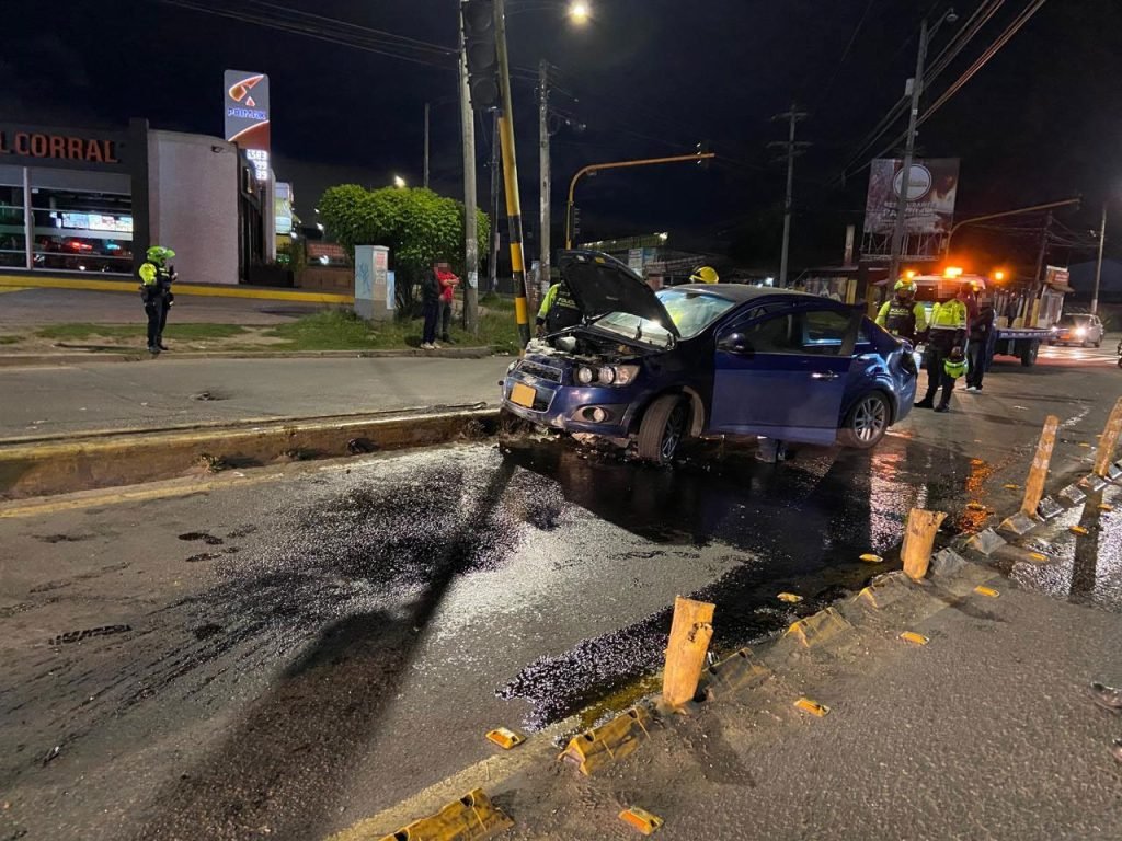Exceso de velocidad provoca choque contra semáforo en la Avenida Pradilla